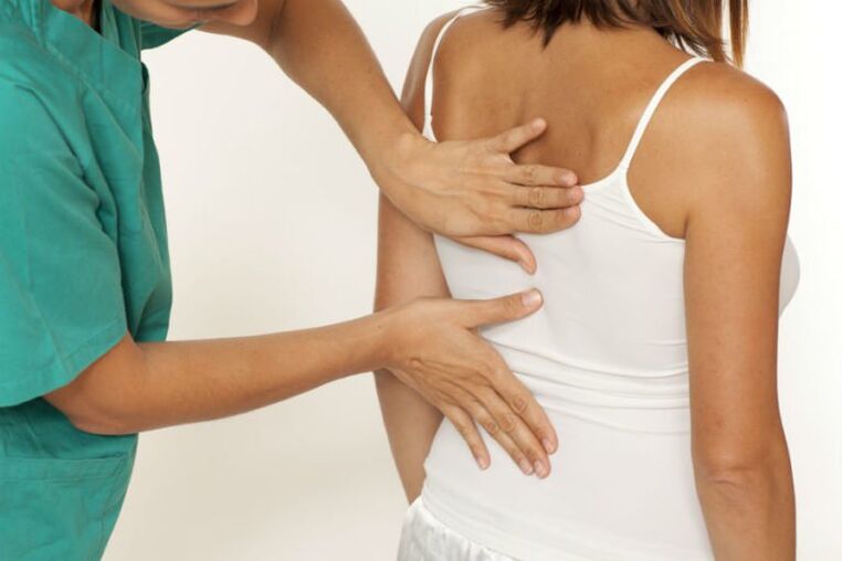 nugaros apžiūra dėl skausmo po kairiuoju pečių ašmeniu