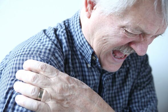 Peties skausmas senyvo amžiaus vyrui, kuriam diagnozuota peties sąnario artrozė